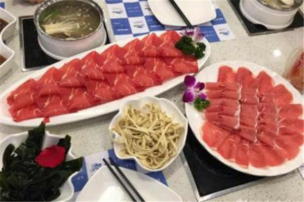 小藍(lán)帽牛肉和醬料火鍋